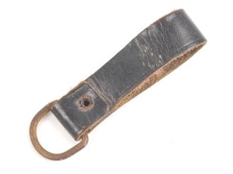 Aufschiebeschlaufe für Querriemen oder Gehänge zum Dienstdolch, schwarzes Leder. Gesamthöhe ohne D-Ring 7,5cm