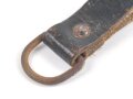 Aufschiebeschlaufe für Querriemen oder Gehänge zum Dienstdolch, schwarzes Leder. Gesamthöhe ohne D-Ring 7,5cm