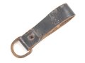 Aufschiebeschlaufe für Querriemen oder Gehänge zum Dienstdolch, schwarzes Leder. Gesamthöhe ohne D-Ring 7,5cm
