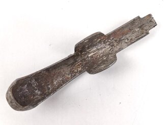 Eisernes Gefäß für einen Säbelgriff. Gesamthöhe 12cm