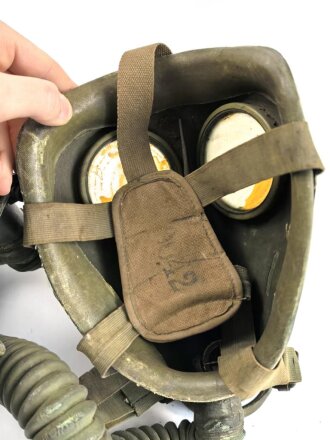 Niederlande, Gasmaske Modell G .Maske und Schlauch ausgetrocknet, datiert 1937