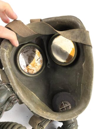 Niederlande, Gasmaske Modell G .Maske und Schlauch ausgetrocknet, datiert 1937