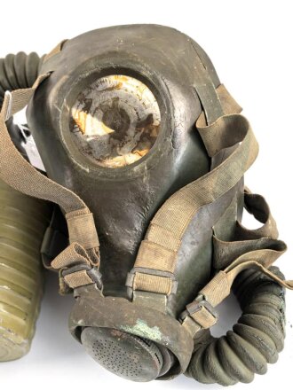 Niederlande, Gasmaske Modell G .Maske und Schlauch ausgetrocknet, datiert 1937