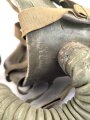 Niederlande, Gasmaske Modell G .Maske und Schlauch ausgetrocknet, datiert 1937
