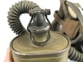 Niederlande, Gasmaske Modell G .Maske und Schlauch ausgetrocknet, datiert 1937