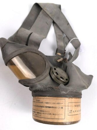 Japan, Zivilschutz / Luftschutz Gasmaske. Gummi zum Teil rissig und angetrocknet