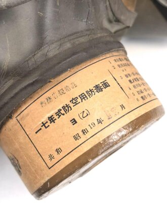 Japan, Zivilschutz / Luftschutz Gasmaske. Gummi zum Teil rissig und angetrocknet