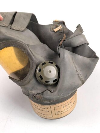 Japan, Zivilschutz / Luftschutz Gasmaske. Gummi zum Teil rissig und angetrocknet
