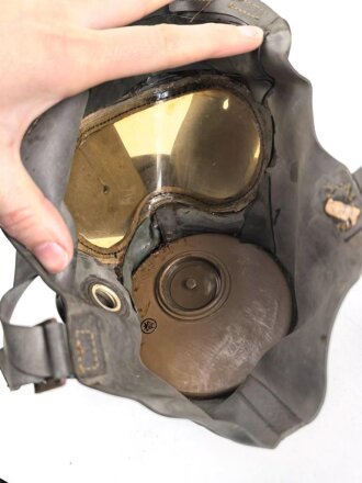 Japan, Zivilschutz / Luftschutz Gasmaske. Gummi zum Teil rissig und angetrocknet