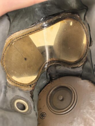 Japan, Zivilschutz / Luftschutz Gasmaske. Gummi zum Teil rissig und angetrocknet