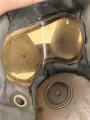 Japan, Zivilschutz / Luftschutz Gasmaske. Gummi zum Teil rissig und angetrocknet