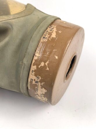 Japan, Zivilschutz / Luftschutz Gasmaske. Maskenkörper weich und unbeschädigt. In Pappverpackung, der Deckel defekt