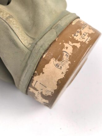 Japan, Zivilschutz / Luftschutz Gasmaske. Maskenkörper weich und unbeschädigt. In Pappverpackung, der Deckel defekt