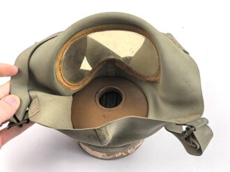 Japan, Zivilschutz / Luftschutz Gasmaske. Maskenkörper weich und unbeschädigt. In Pappverpackung, der Deckel defekt