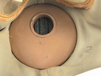 Japan, Zivilschutz / Luftschutz Gasmaske. Maskenkörper weich und unbeschädigt. In Pappverpackung, der Deckel defekt
