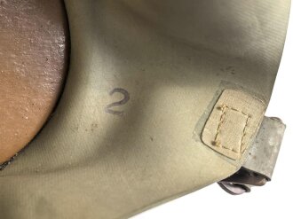 Japan, Zivilschutz / Luftschutz Gasmaske. Maskenkörper weich und unbeschädigt. In Pappverpackung, der Deckel defekt