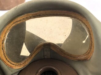 Japan, Zivilschutz / Luftschutz Gasmaske. Maskenkörper weich und unbeschädigt. In Pappverpackung, der Deckel defekt