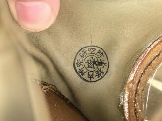 Japan, Zivilschutz / Luftschutz Gasmaske. Maskenkörper weich und unbeschädigt. In Pappverpackung, der Deckel defekt