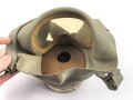 Japan, Zivilschutz / Luftschutz Gasmaske. Maskenkörper weich und unbeschädigt. In Pappverpackung, der Deckel defekt