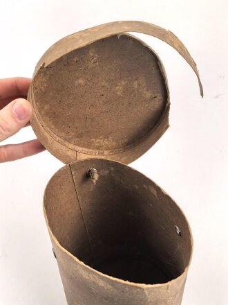 Japan, Pappdose für eine Zivilschutz / Luftschutz Gasmaske. Zum Teil geklebt