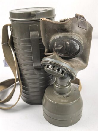 Schweiz, Armeegasmaske um 1938 in Bereitschaftsbüchse. Der Filter datiert 1939.