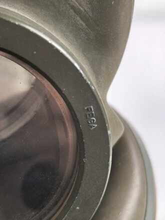 Schweiz, Armeegasmaske um 1938 in Bereitschaftsbüchse. Der Filter datiert 1939.