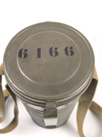 Schweiz, Armeegasmaske um 1938 in Bereitschaftsbüchse. Der Filter datiert 1939.