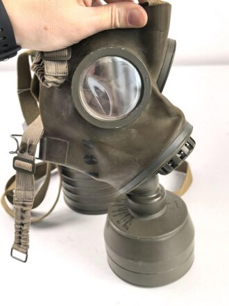 Schweiz, Armeegasmaske um 1938 in Bereitschaftsbüchse. Der Filter datiert 1939.