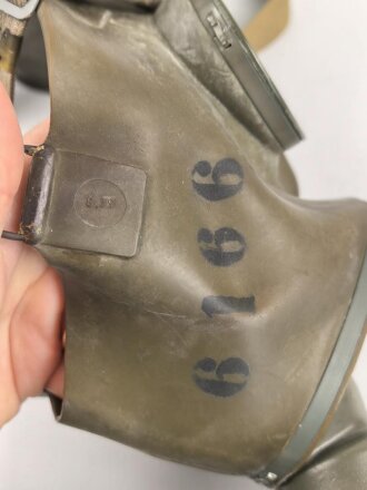 Schweiz, Armeegasmaske um 1938 in Bereitschaftsbüchse. Der Filter datiert 1939.