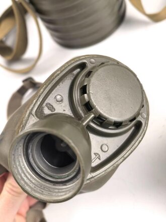 Schweiz, Armeegasmaske um 1938 in Bereitschaftsbüchse. Der Filter datiert 1939.