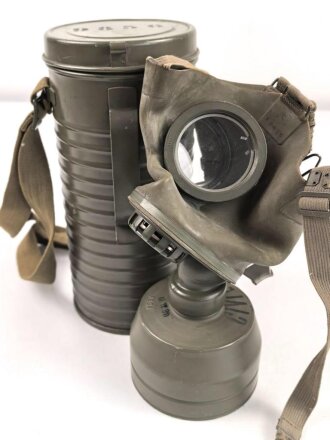 Schweiz, Gasmaske um 1938 in Bereitschaftsbüchse. Der Filter datiert 1939.