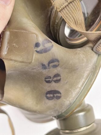 Schweiz, Gasmaske um 1938 in Bereitschaftsbüchse. Der Filter datiert 1939.