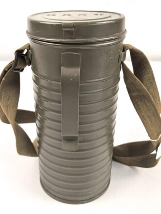 Schweiz, Gasmaske um 1938 in Bereitschaftsbüchse. Der Filter datiert 1939.
