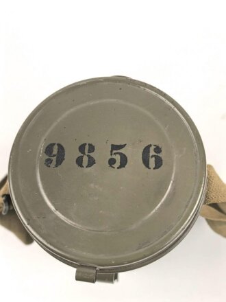 Schweiz, Gasmaske um 1938 in Bereitschaftsbüchse. Der Filter datiert 1939.