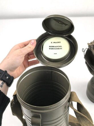 Schweiz, Gasmaske um 1938 in Bereitschaftsbüchse. Der Filter datiert 1939.