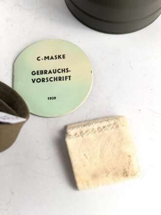 Schweiz, Gasmaske um 1938 in Bereitschaftsbüchse. Der Filter datiert 1939.