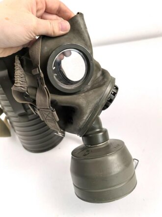 Schweiz, Gasmaske um 1938 in Bereitschaftsbüchse. Der Filter datiert 1939.