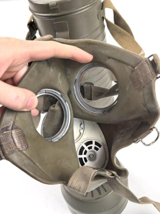 Schweiz, Gasmaske um 1938 in Bereitschaftsbüchse. Der Filter datiert 1939.