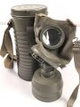 Schweiz, Gasmaske um 1938 in Bereitschaftsbüchse. Der Filter datiert 1939.