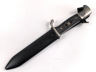 Fahrtenmesser für einen Angehörigen der Hitlerjugend. Hersteller M7/13. Scheide alt überlackiert, defekt