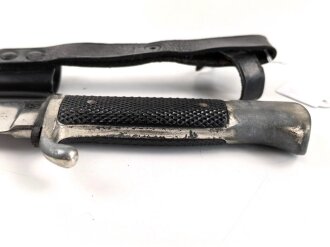 Fahrtenmesser für einen Angehörigen der Hitlerjugend. Hersteller M7/13. Scheide alt überlackiert, defekt