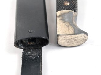 Fahrtenmesser für einen Angehörigen der Hitlerjugend. Hersteller M7/13. Scheide alt überlackiert, defekt