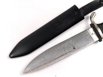 Fahrtenmesser für einen Angehörigen der Hitlerjugend. Hersteller M7/13. Scheide alt überlackiert, defekt