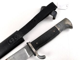Fahrtenmesser für einen Angehörigen der Hitlerjugend. Hersteller M7/13. Scheide alt überlackiert, defekt