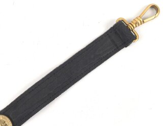 Teil eines Gehänge zum Dolch für Offiziere der Kriegsmarine. Neuzeitlich zusammengebaut unter Verwendung zum Teil originaler Teile. Länge des Bandes 28,5cm