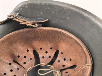 Heer, Stahlhelm Modell 1942. Ungereinigtes Stück, in allen Teilen Original und zusammengehörig. nkp62