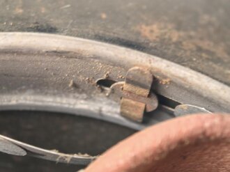 Heer, Stahlhelm Modell 1942. Ungereinigtes Stück, in allen Teilen Original und zusammengehörig. nkp62