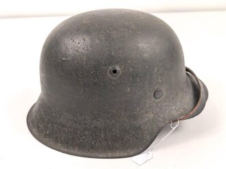 Heer, Stahlhelm Modell 1942. Ungereinigtes Stück, in allen Teilen Original und zusammengehörig. nkp62