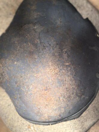 Luftwaffe, Stahlhelm Modell 1942. Ungereinigtes Stück, in allen Teilen Original und zusammengehörig. NS62