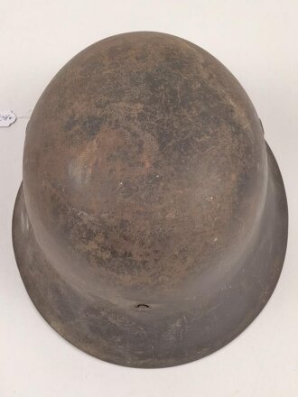 Luftwaffe, Stahlhelm Modell 1942. Ungereinigtes Stück, in allen Teilen Original und zusammengehörig. NS62